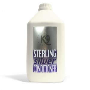 sterling silver conditioner K9 Competition 5,7 lt è l'unico condizionatore specifico per lo sbiancamento! Questa formula rivoluzionaria rende il bianco del manto incredibilmente lucido e brillante, e dona un effetto idratante estremo