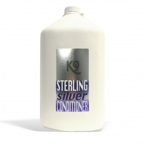 sterling silver conditioner K9 Competition 5,7 lt è l'unico condizionatore specifico per lo sbiancamento! Questa formula rivoluzionaria rende il bianco del manto incredibilmente lucido e brillante, e dona un effetto idratante estremo